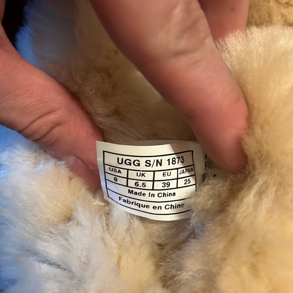 Clean uggs with buttons - Picture 6 of 7